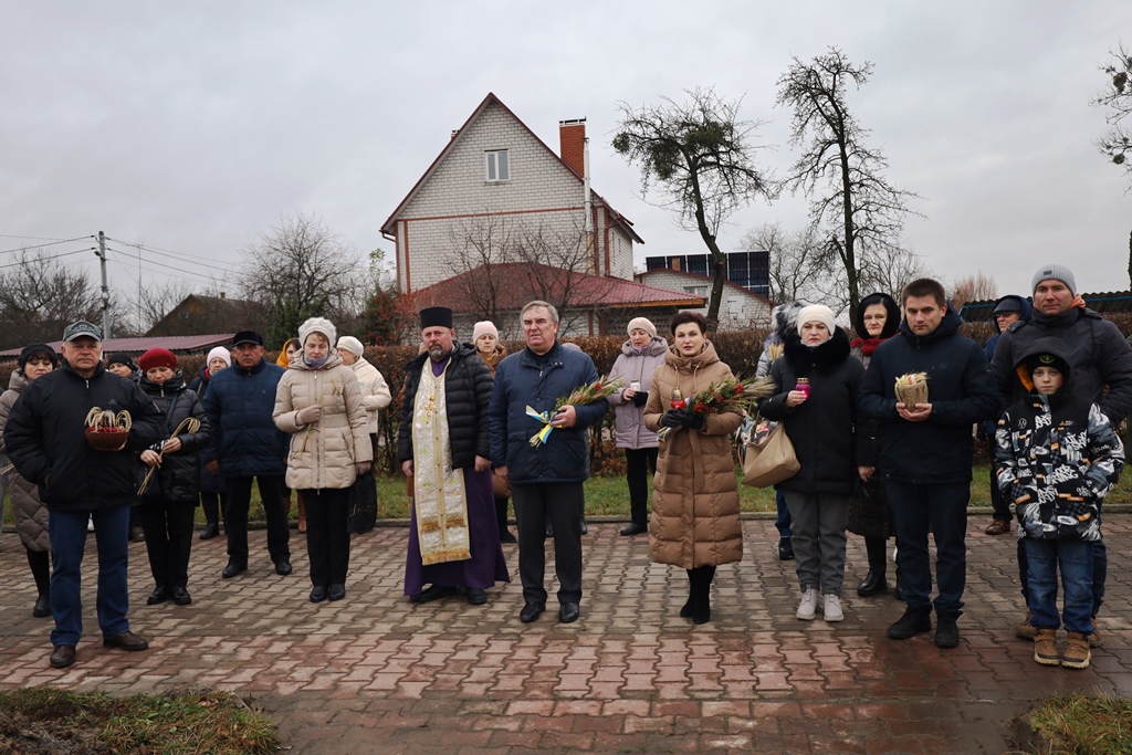 Звягель запалив свічки у знак вшанування пам’яті жертв голодоморів