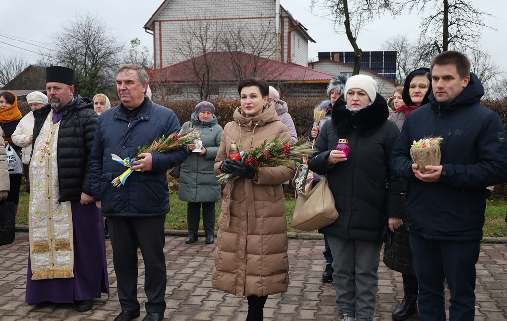 Звягель запалив свічки у знак вшанування пам’яті жертв голодоморів