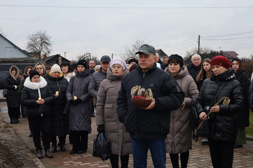 Звягель запалив свічки у знак вшанування пам’яті жертв голодоморів