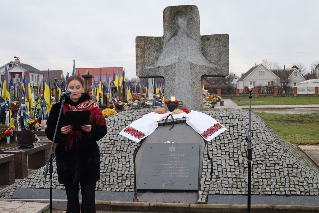 Звягель запалив свічки у знак вшанування пам’яті жертв голодоморів