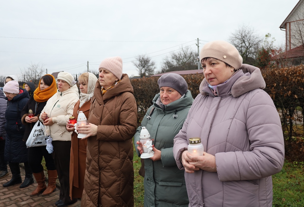 Звягель запалив свічки у знак вшанування пам’яті жертв голодоморів