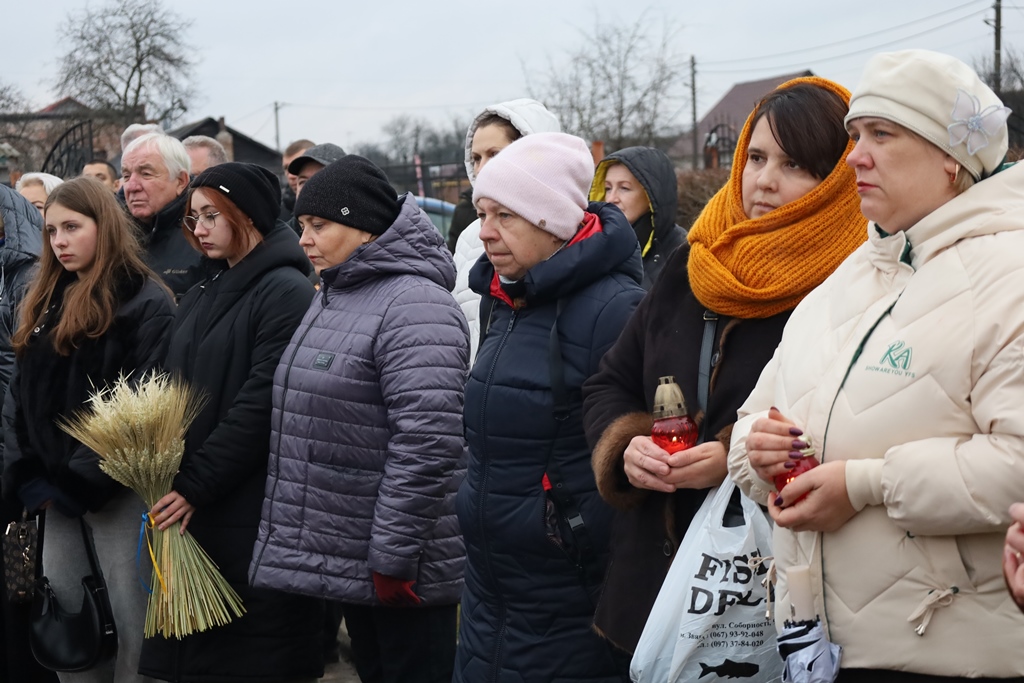 Звягель запалив свічки у знак вшанування пам’яті жертв голодоморів