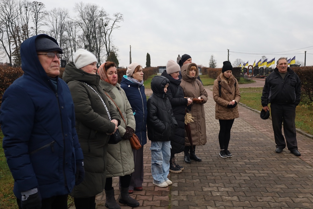 Звягель запалив свічки у знак вшанування пам’яті жертв голодоморів