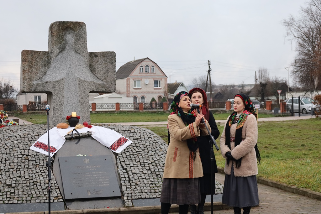 Звягель запалив свічки у знак вшанування пам’яті жертв голодоморів