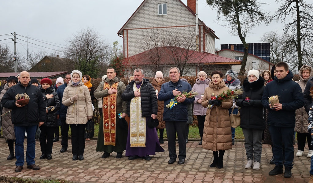 Звягель запалив свічки у знак вшанування пам’яті жертв голодоморів