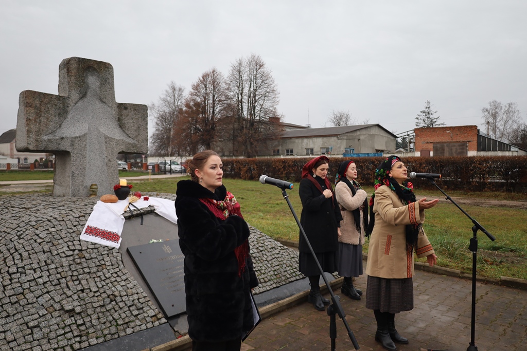 Звягель запалив свічки у знак вшанування пам’яті жертв голодоморів