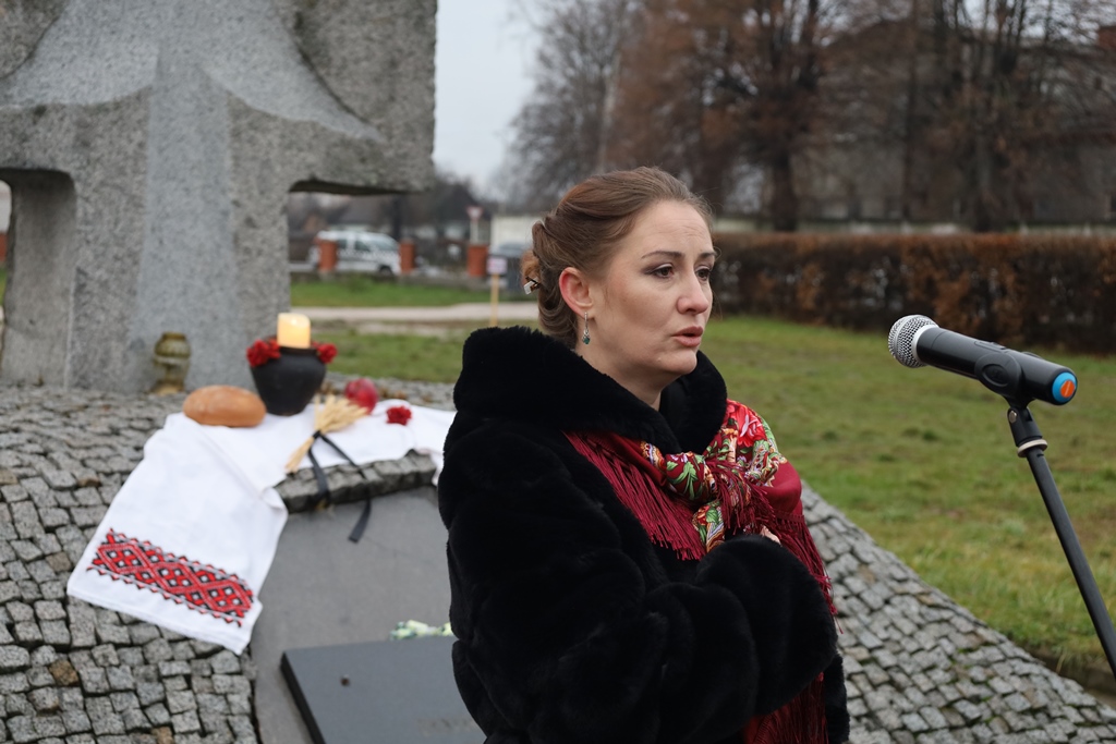 Звягель запалив свічки у знак вшанування пам’яті жертв голодоморів