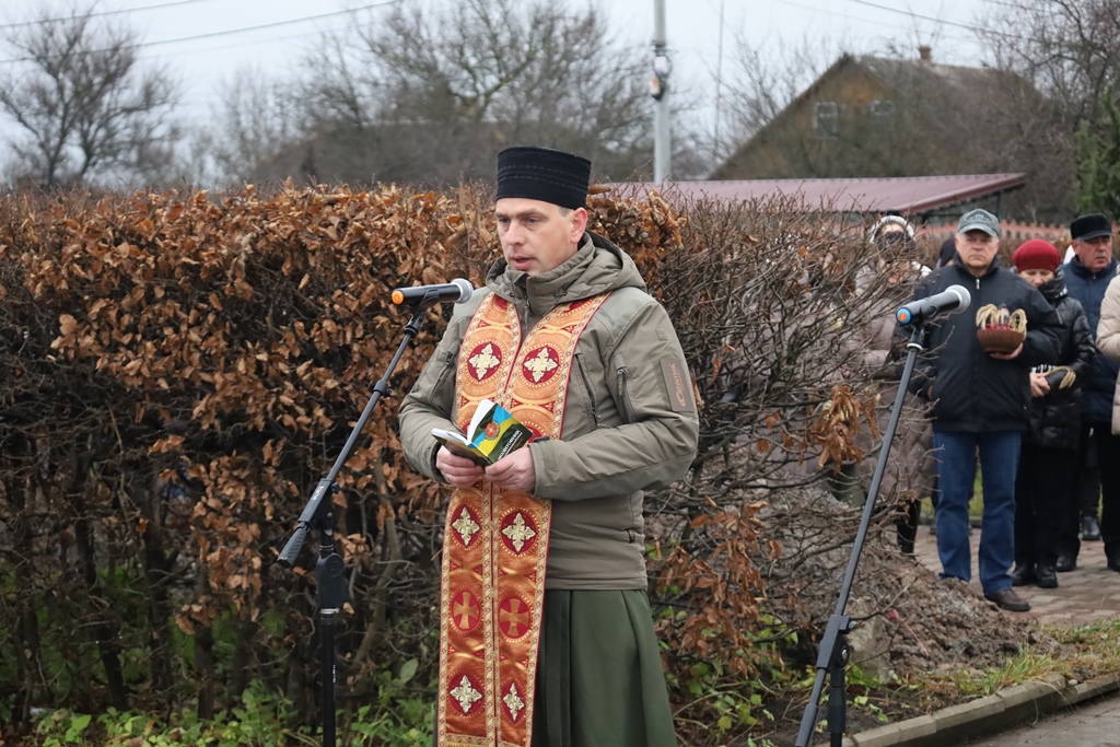 Звягель запалив свічки у знак вшанування пам’яті жертв голодоморів
