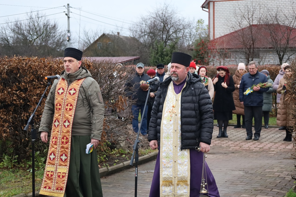 Звягель запалив свічки у знак вшанування пам’яті жертв голодоморів