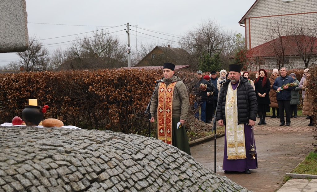 Звягель запалив свічки у знак вшанування пам’яті жертв голодоморів