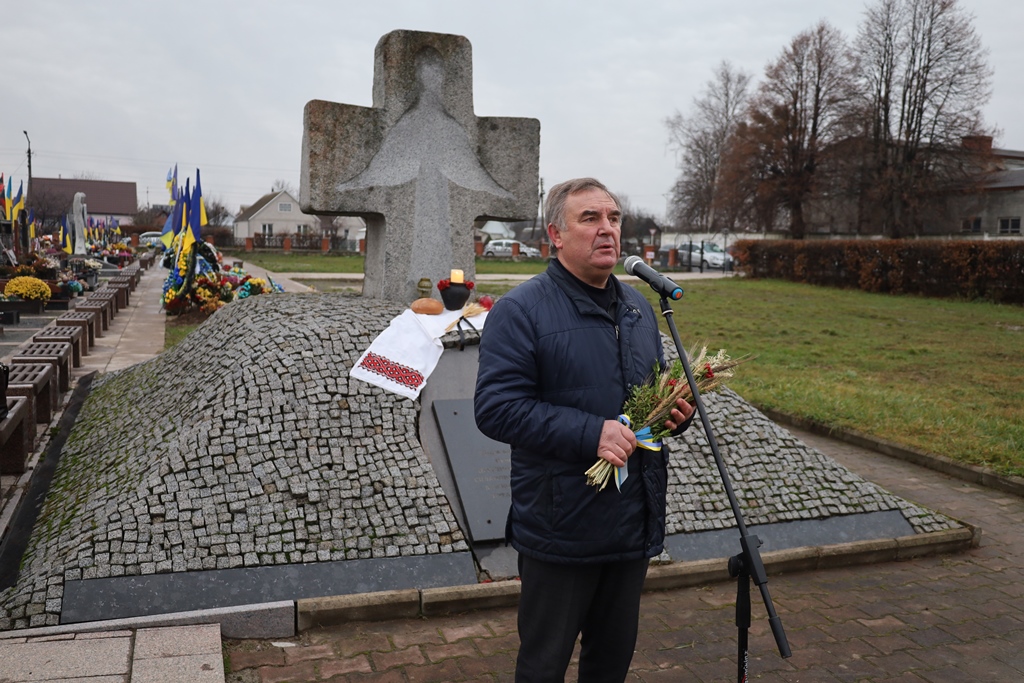 Звягель запалив свічки у знак вшанування пам’яті жертв голодоморів
