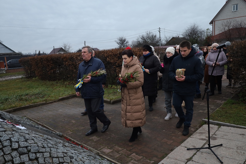 Звягель запалив свічки у знак вшанування пам’яті жертв голодоморів