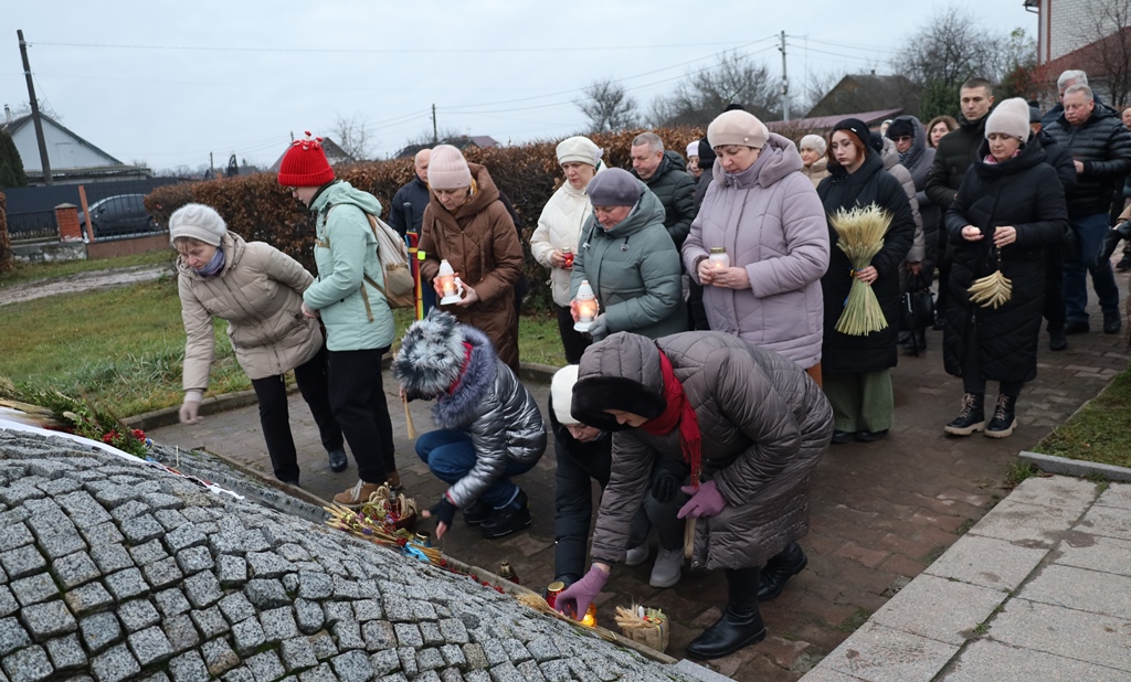 Звягель запалив свічки у знак вшанування пам’яті жертв голодоморів