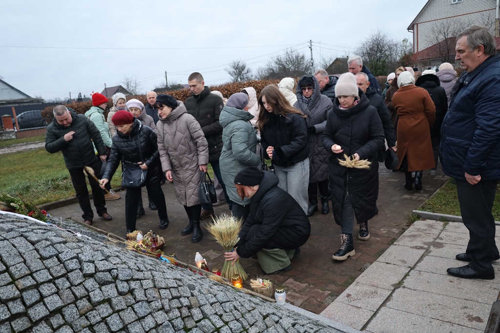 Звягель запалив свічки у знак вшанування пам’яті жертв голодоморів