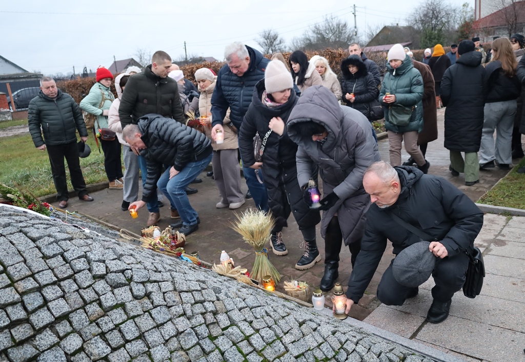 Звягель запалив свічки у знак вшанування пам’яті жертв голодоморів