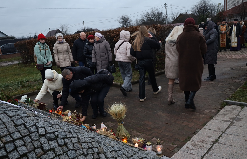 Звягель запалив свічки у знак вшанування пам’яті жертв голодоморів