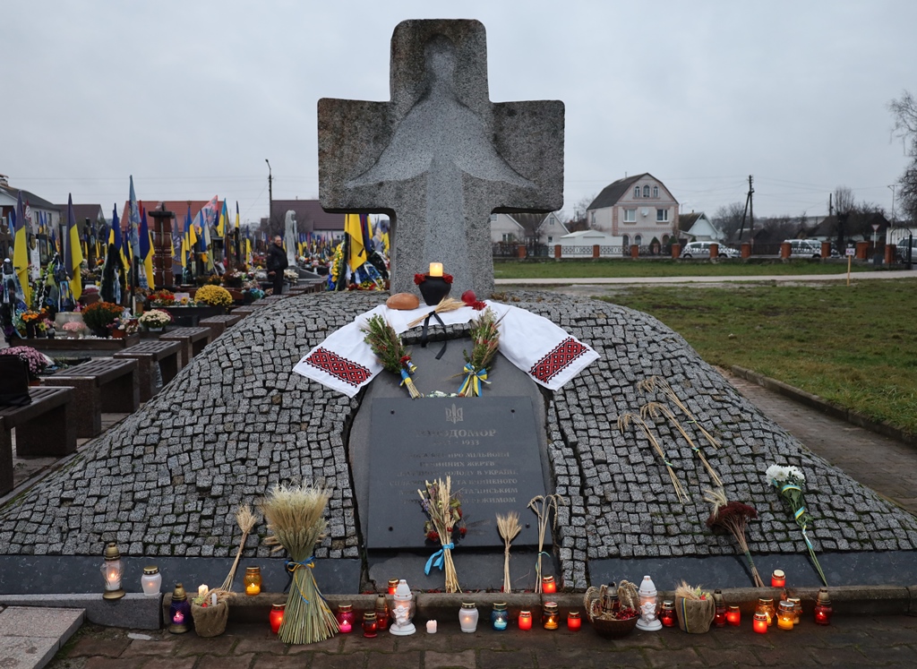 Звягель запалив свічки у знак вшанування пам’яті жертв голодоморів