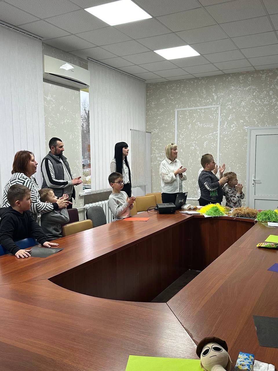 Кольоровий світ дитинства: діти з інвалідністю створювали вироби до Дня захисту дітей