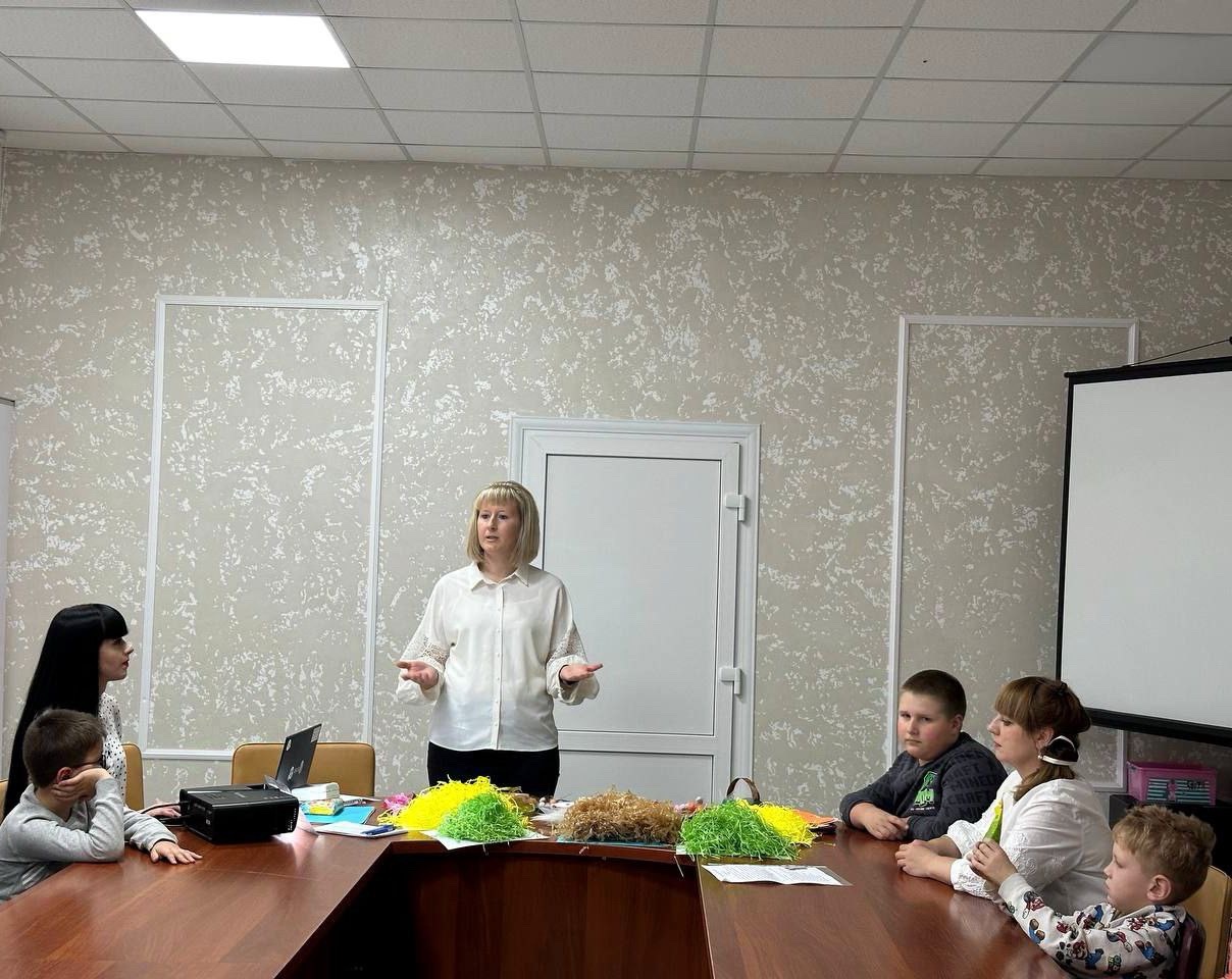 Кольоровий світ дитинства: діти з інвалідністю створювали вироби до Дня захисту дітей