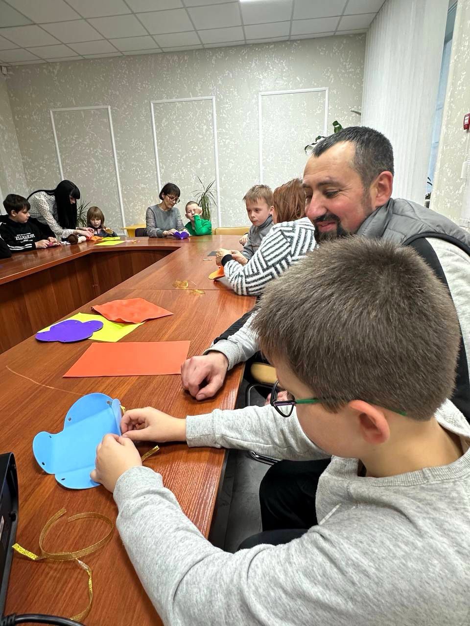 Кольоровий світ дитинства: діти з інвалідністю створювали вироби до Дня захисту дітей