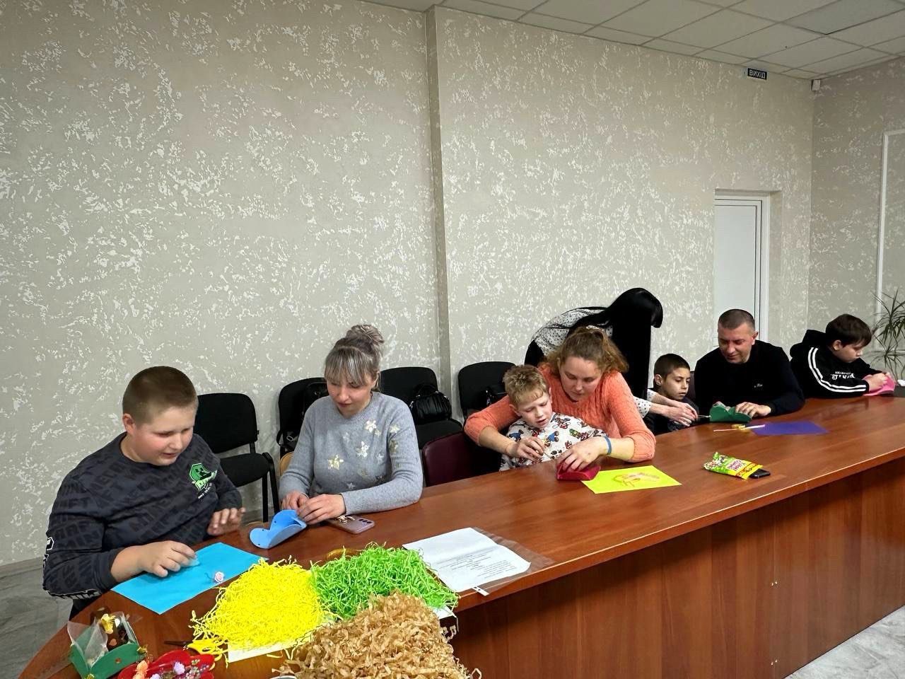 Кольоровий світ дитинства: діти з інвалідністю створювали вироби до Дня захисту дітей