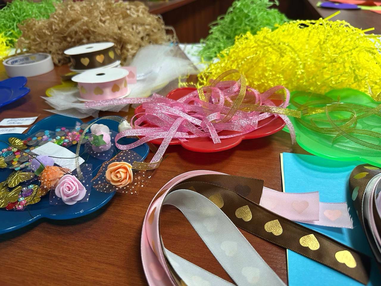 Кольоровий світ дитинства: діти з інвалідністю створювали вироби до Дня захисту дітей