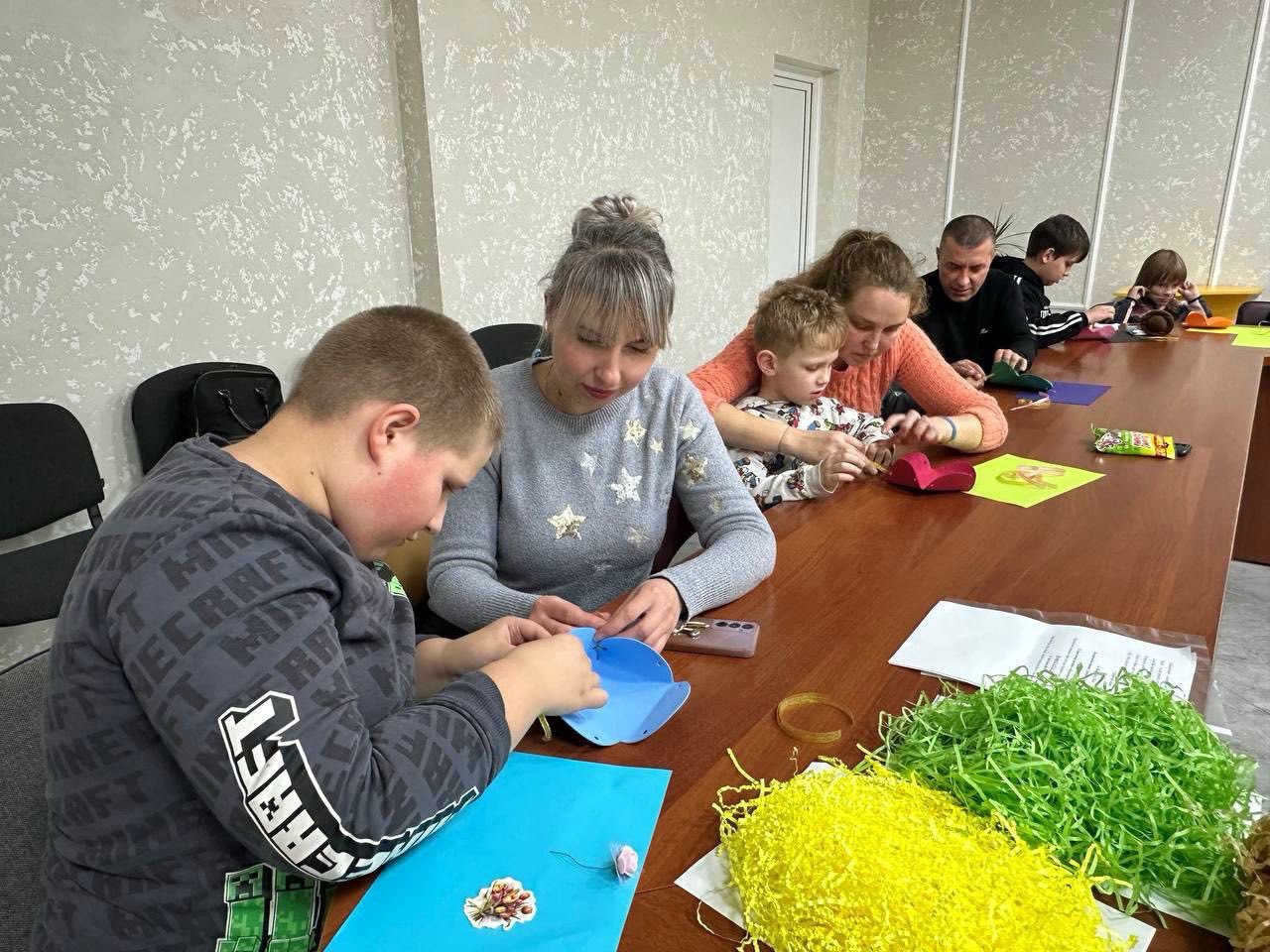 Кольоровий світ дитинства: діти з інвалідністю створювали вироби до Дня захисту дітей