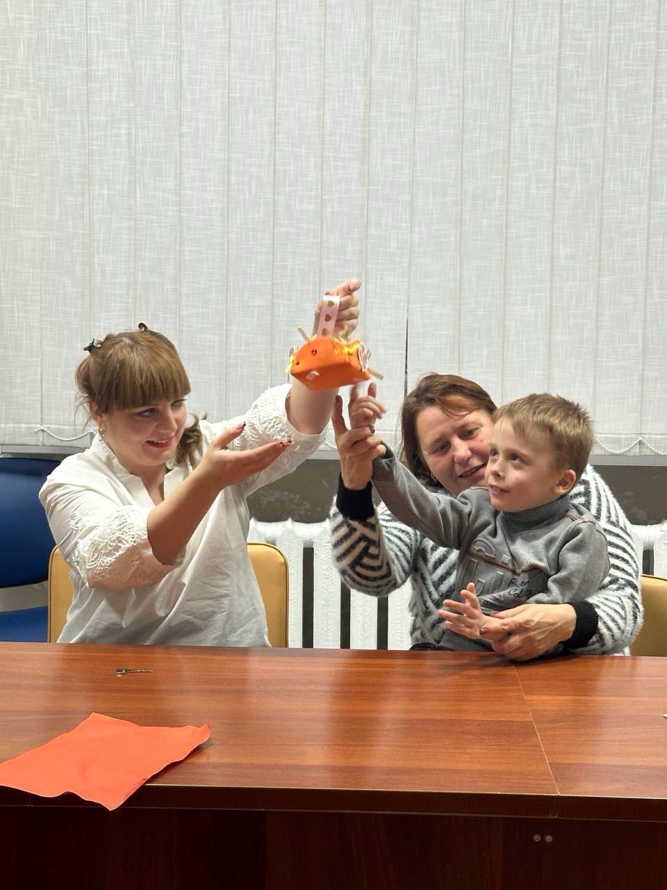 Кольоровий світ дитинства: діти з інвалідністю створювали вироби до Дня захисту дітей