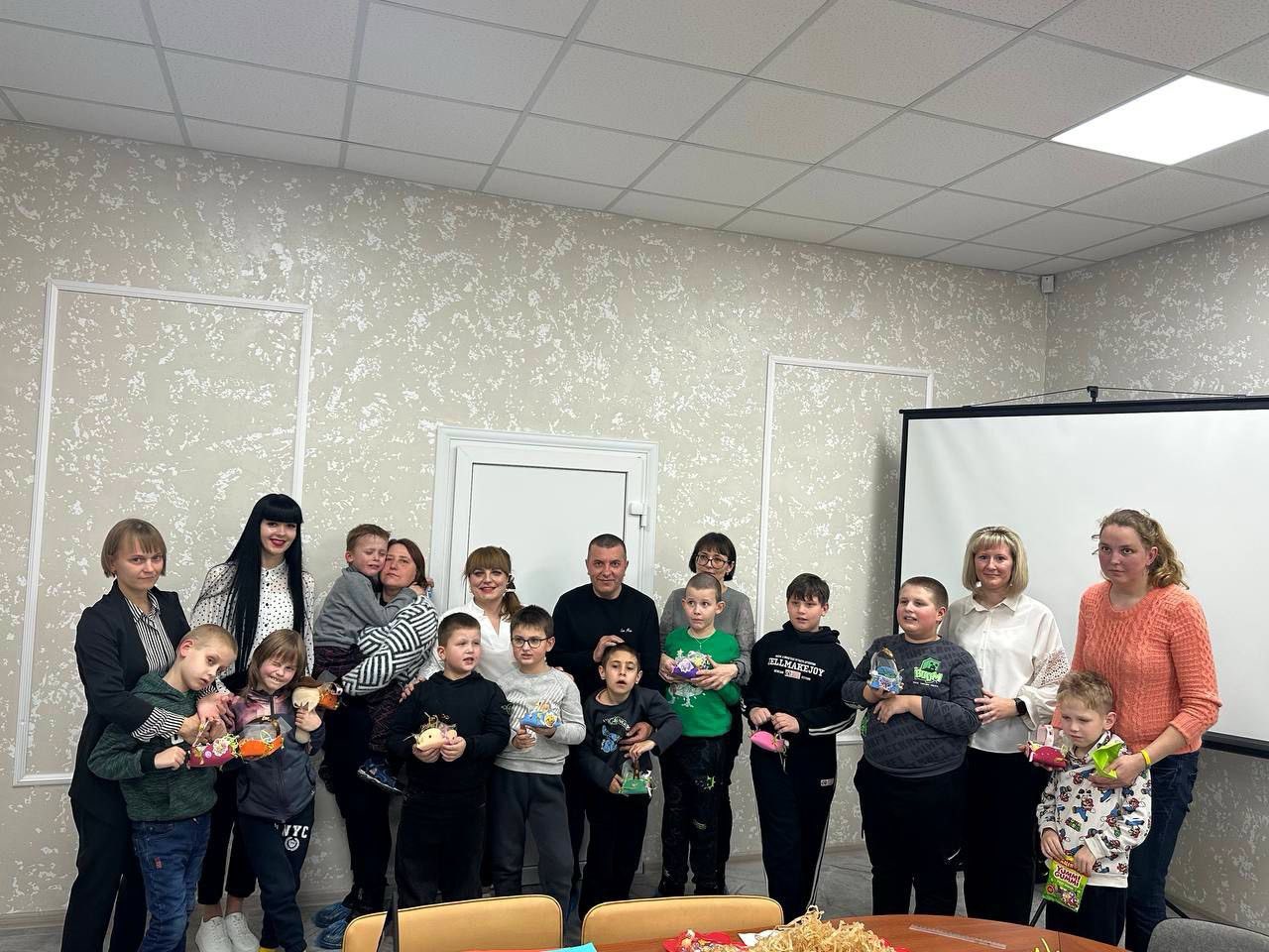 Кольоровий світ дитинства: діти з інвалідністю створювали вироби до Дня захисту дітей