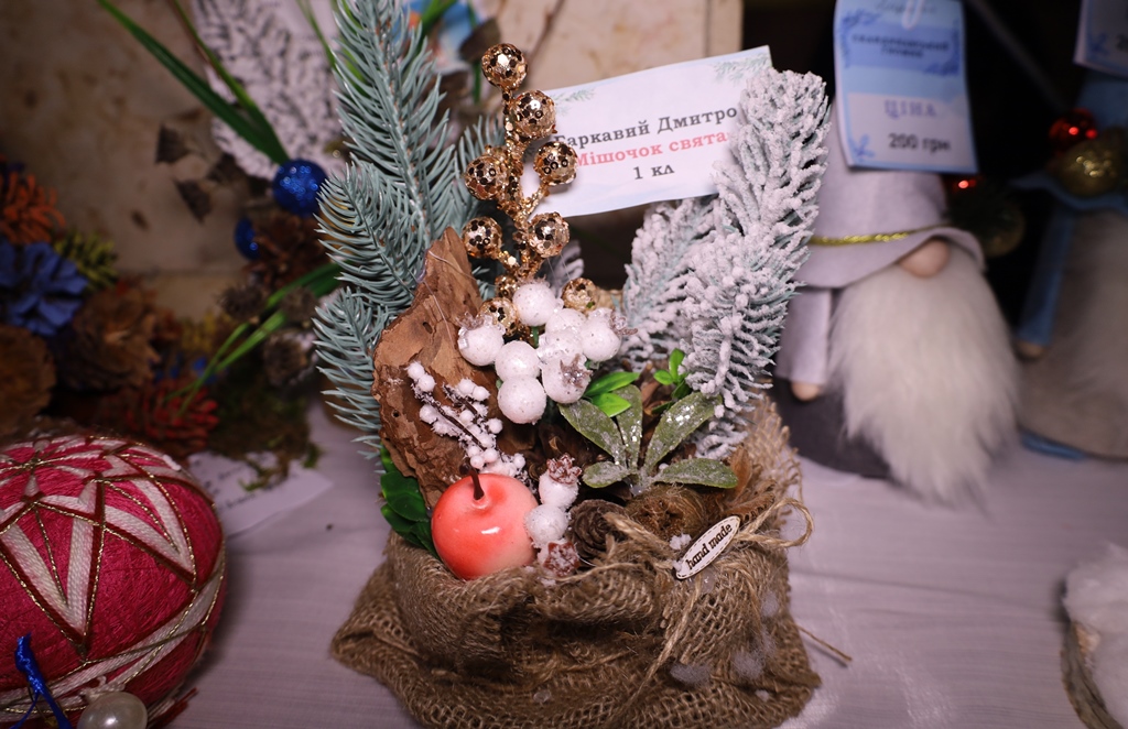 У Будинку рад відкрили благодійну різдвяно-новорічну виставку дитячої творчості «Творчі та вільні»