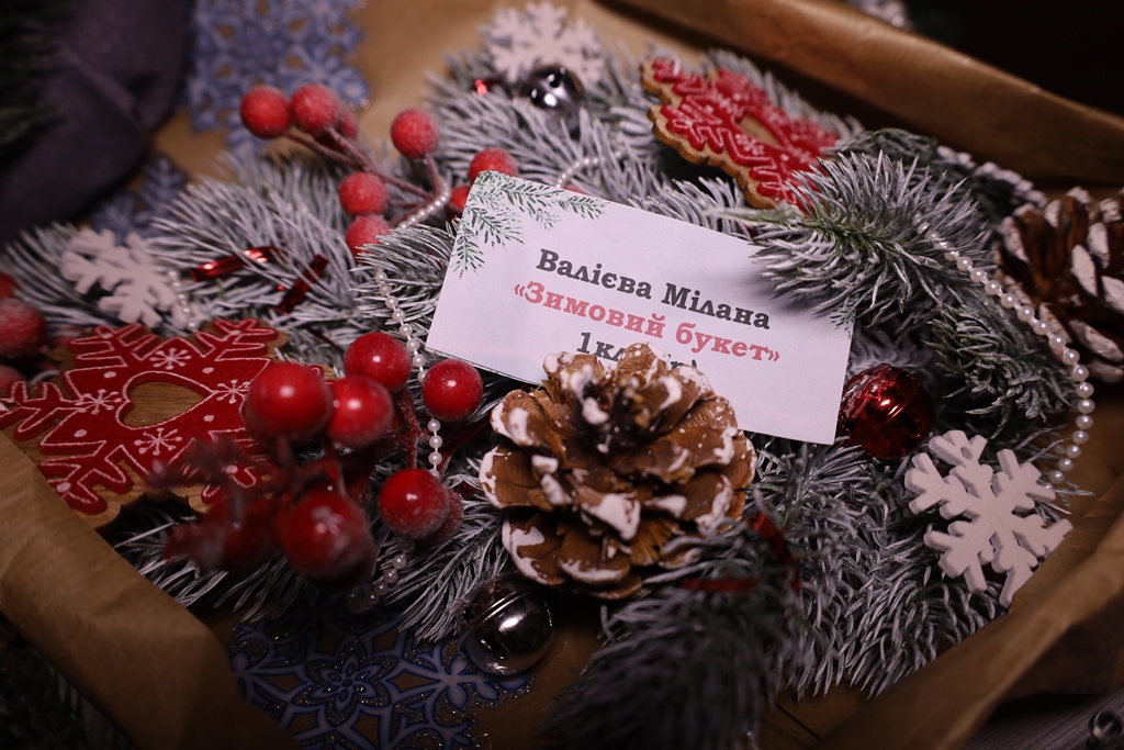 У Будинку рад відкрили благодійну різдвяно-новорічну виставку дитячої творчості «Творчі та вільні»