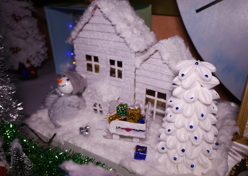 У Будинку рад відкрили благодійну різдвяно-новорічну виставку дитячої творчості «Творчі та вільні»