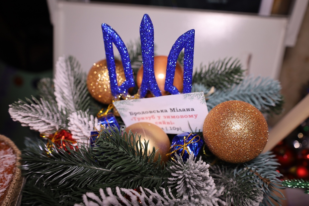 У Будинку рад відкрили благодійну різдвяно-новорічну виставку дитячої творчості «Творчі та вільні»