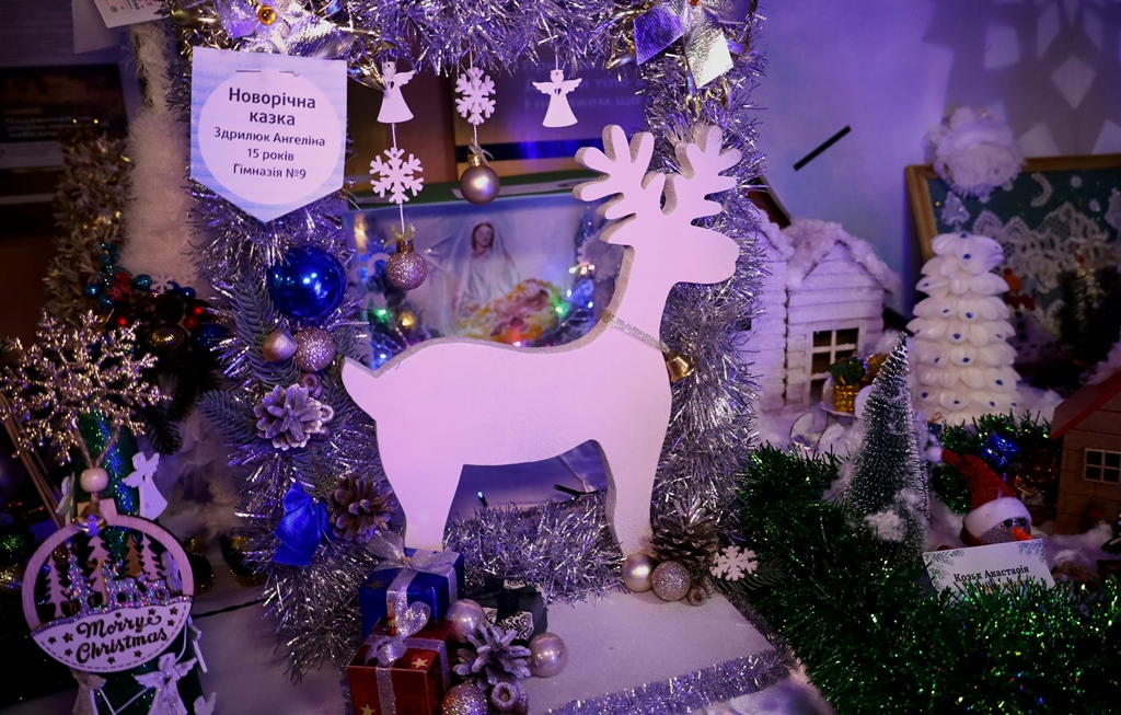 У Будинку рад відкрили благодійну різдвяно-новорічну виставку дитячої творчості «Творчі та вільні»