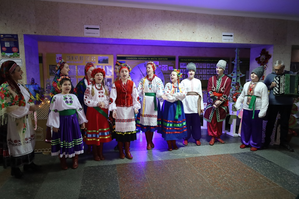 У Будинку рад відкрили благодійну різдвяно-новорічну виставку дитячої творчості «Творчі та вільні»