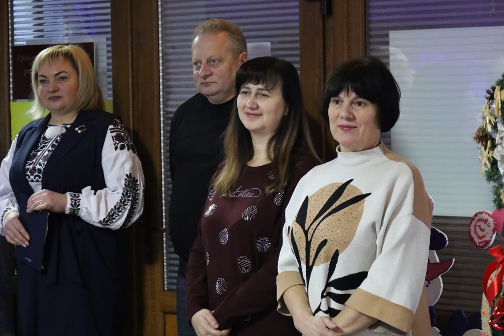 У Будинку рад відкрили благодійну різдвяно-новорічну виставку дитячої творчості «Творчі та вільні»