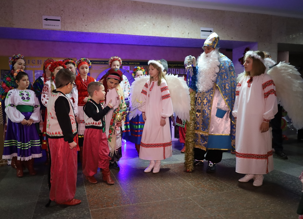 У Будинку рад відкрили благодійну різдвяно-новорічну виставку дитячої творчості «Творчі та вільні»