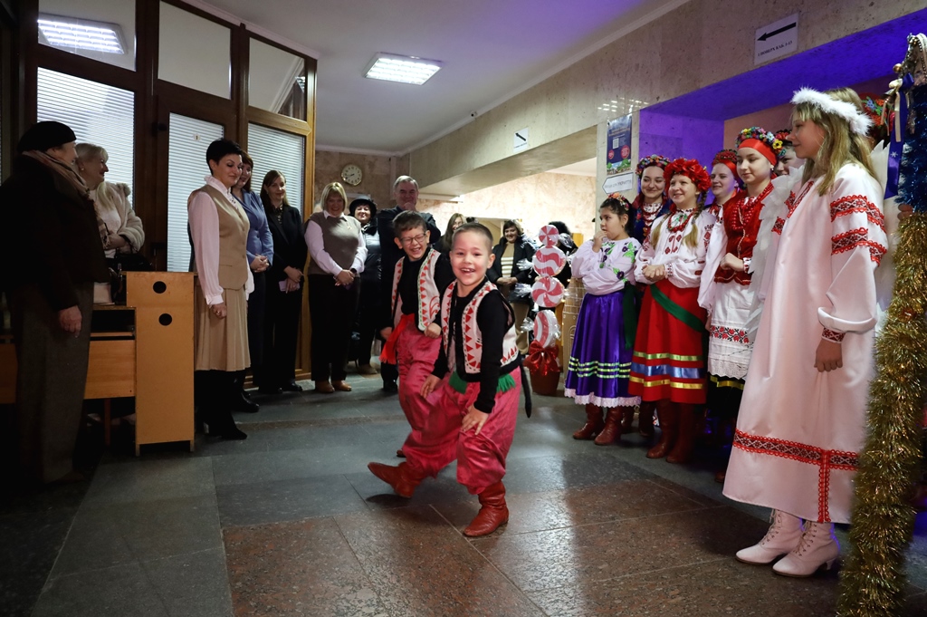 У Будинку рад відкрили благодійну різдвяно-новорічну виставку дитячої творчості «Творчі та вільні»