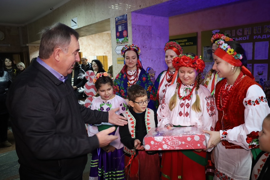 У Будинку рад відкрили благодійну різдвяно-новорічну виставку дитячої творчості «Творчі та вільні»