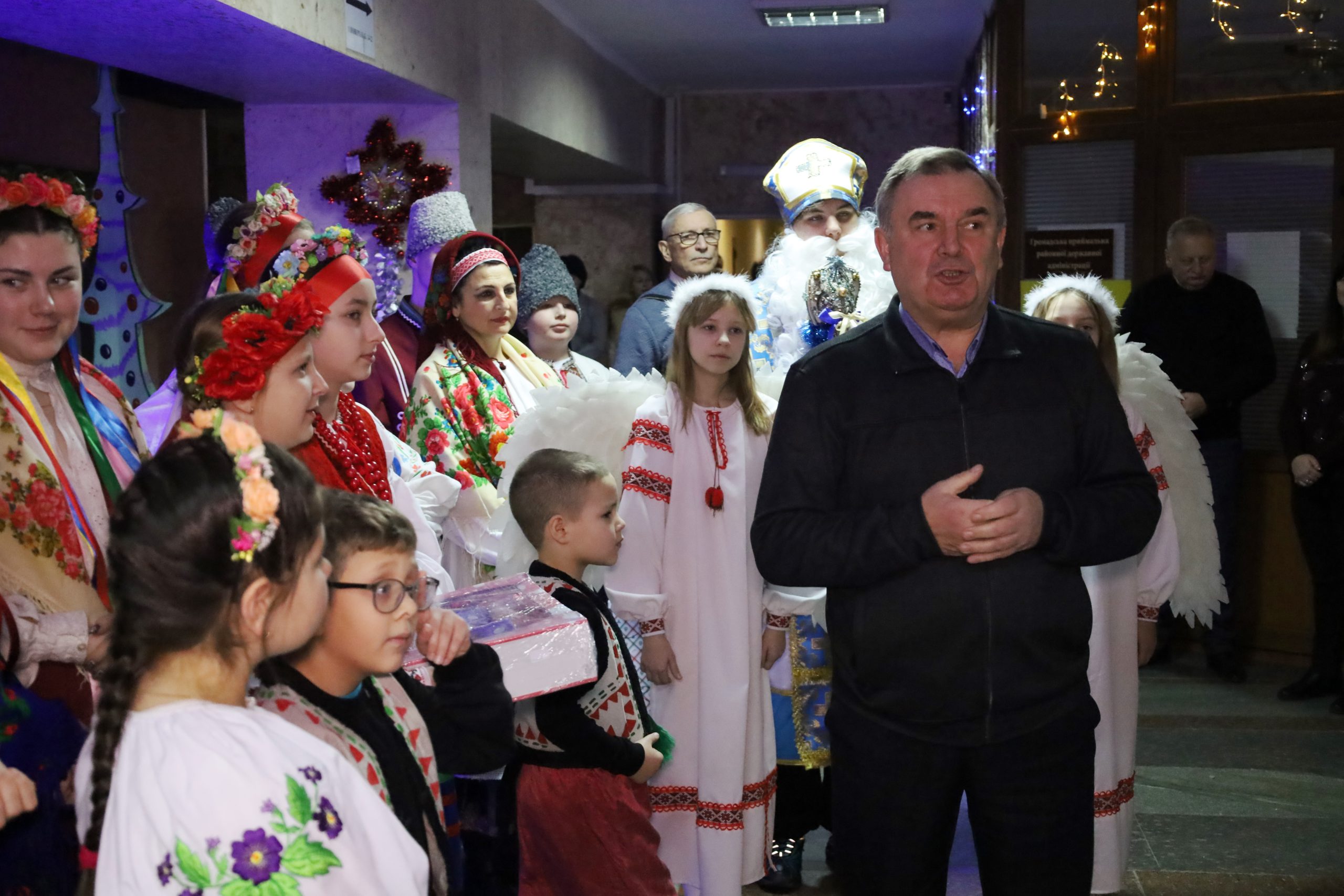 У Будинку рад відкрили благодійну різдвяно-новорічну виставку дитячої творчості «Творчі та вільні»