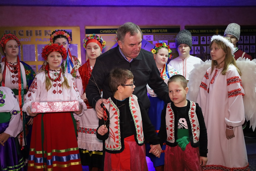 У Будинку рад відкрили благодійну різдвяно-новорічну виставку дитячої творчості «Творчі та вільні»