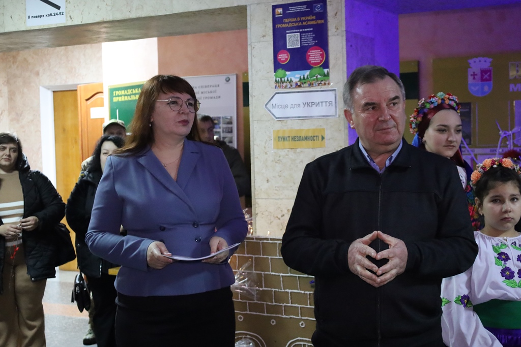 У Будинку рад відкрили благодійну різдвяно-новорічну виставку дитячої творчості «Творчі та вільні»