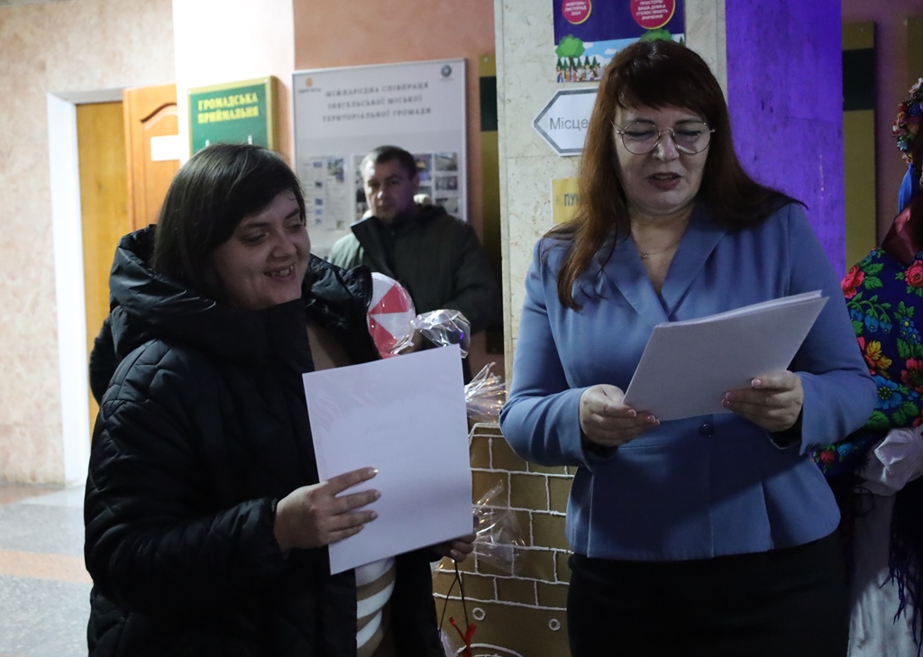 У Будинку рад відкрили благодійну різдвяно-новорічну виставку дитячої творчості «Творчі та вільні»