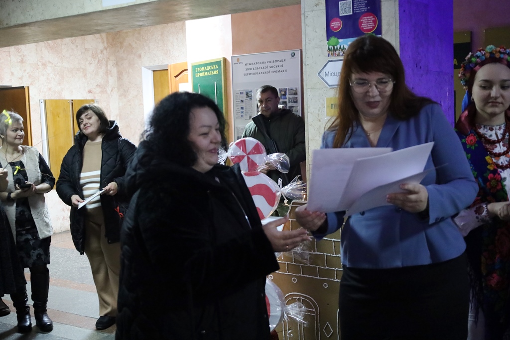 У Будинку рад відкрили благодійну різдвяно-новорічну виставку дитячої творчості «Творчі та вільні»