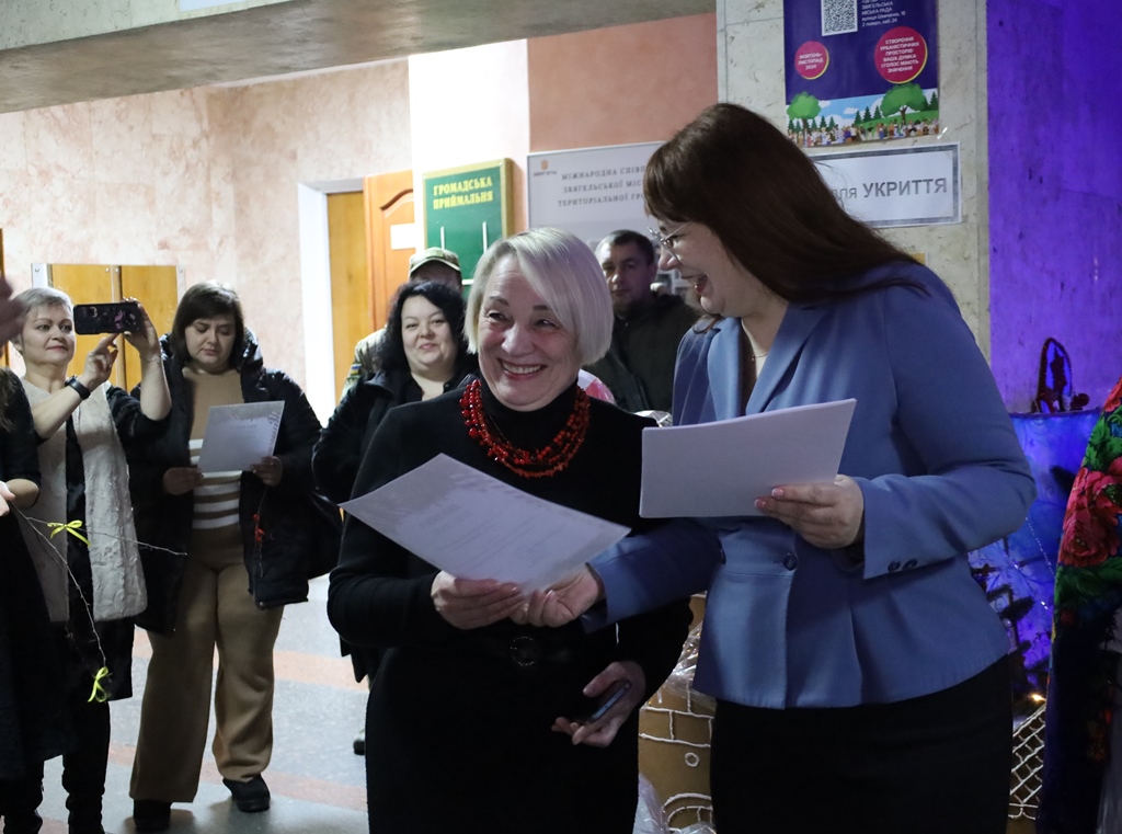 У Будинку рад відкрили благодійну різдвяно-новорічну виставку дитячої творчості «Творчі та вільні»