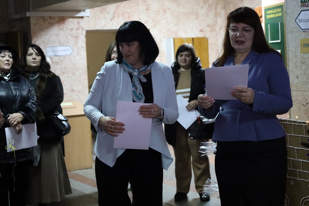 У Будинку рад відкрили благодійну різдвяно-новорічну виставку дитячої творчості «Творчі та вільні»