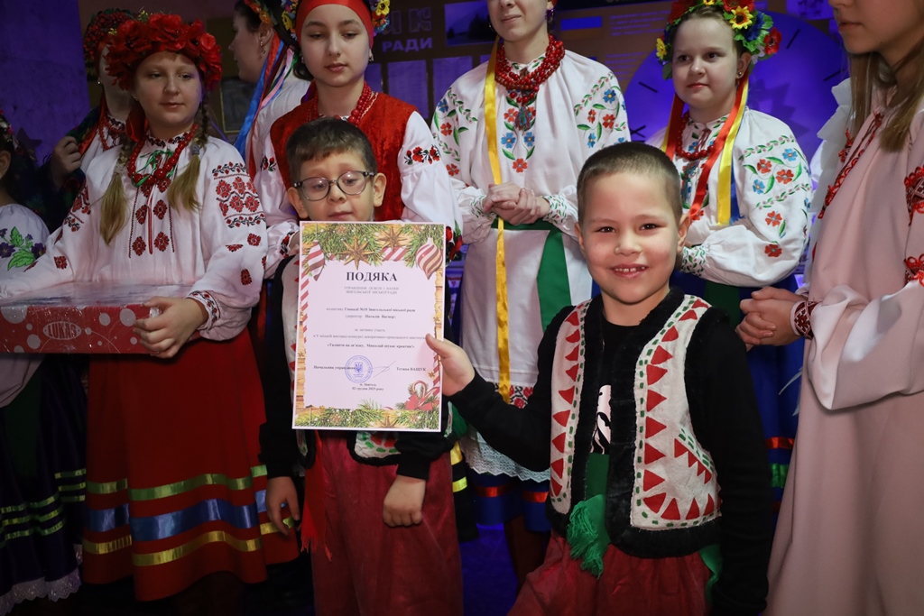 У Будинку рад відкрили благодійну різдвяно-новорічну виставку дитячої творчості «Творчі та вільні»