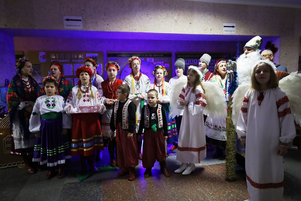 У Будинку рад відкрили благодійну різдвяно-новорічну виставку дитячої творчості «Творчі та вільні»