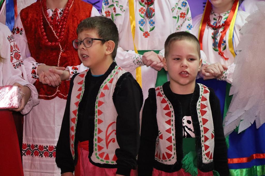 У Будинку рад відкрили благодійну різдвяно-новорічну виставку дитячої творчості «Творчі та вільні»