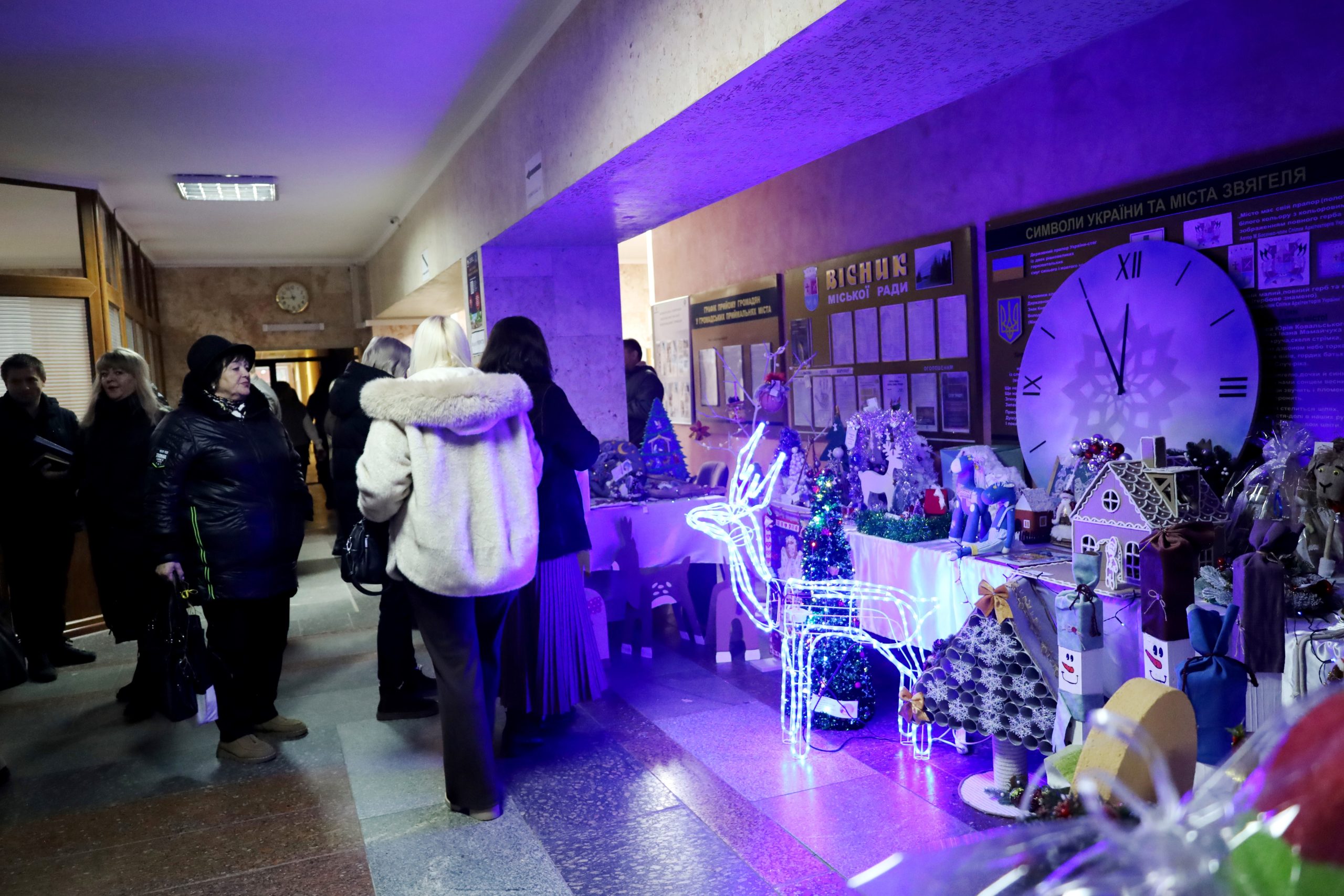 У Будинку рад відкрили благодійну різдвяно-новорічну виставку дитячої творчості «Творчі та вільні»